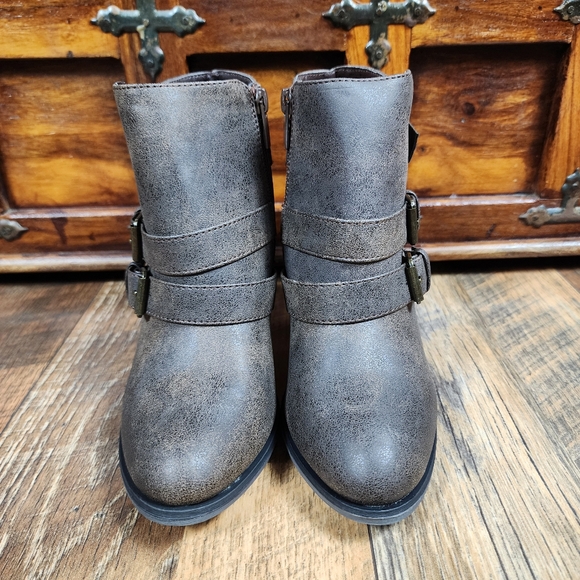 NWOB Forever Brown Heeled Ankle Booties Size 6 - Picture 4 of 12